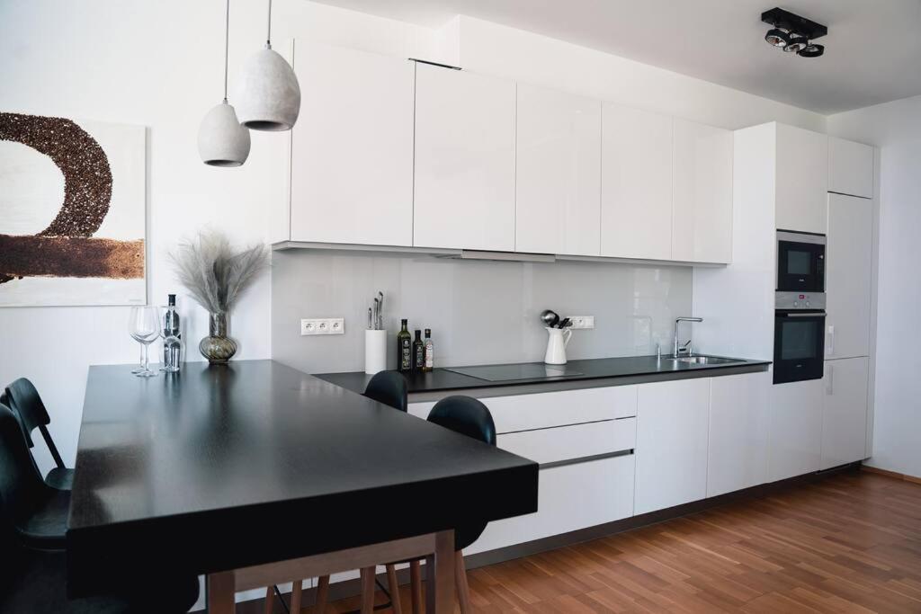 Prague Marina River View Apartment Close To City Centre Free Parking Exterior foto